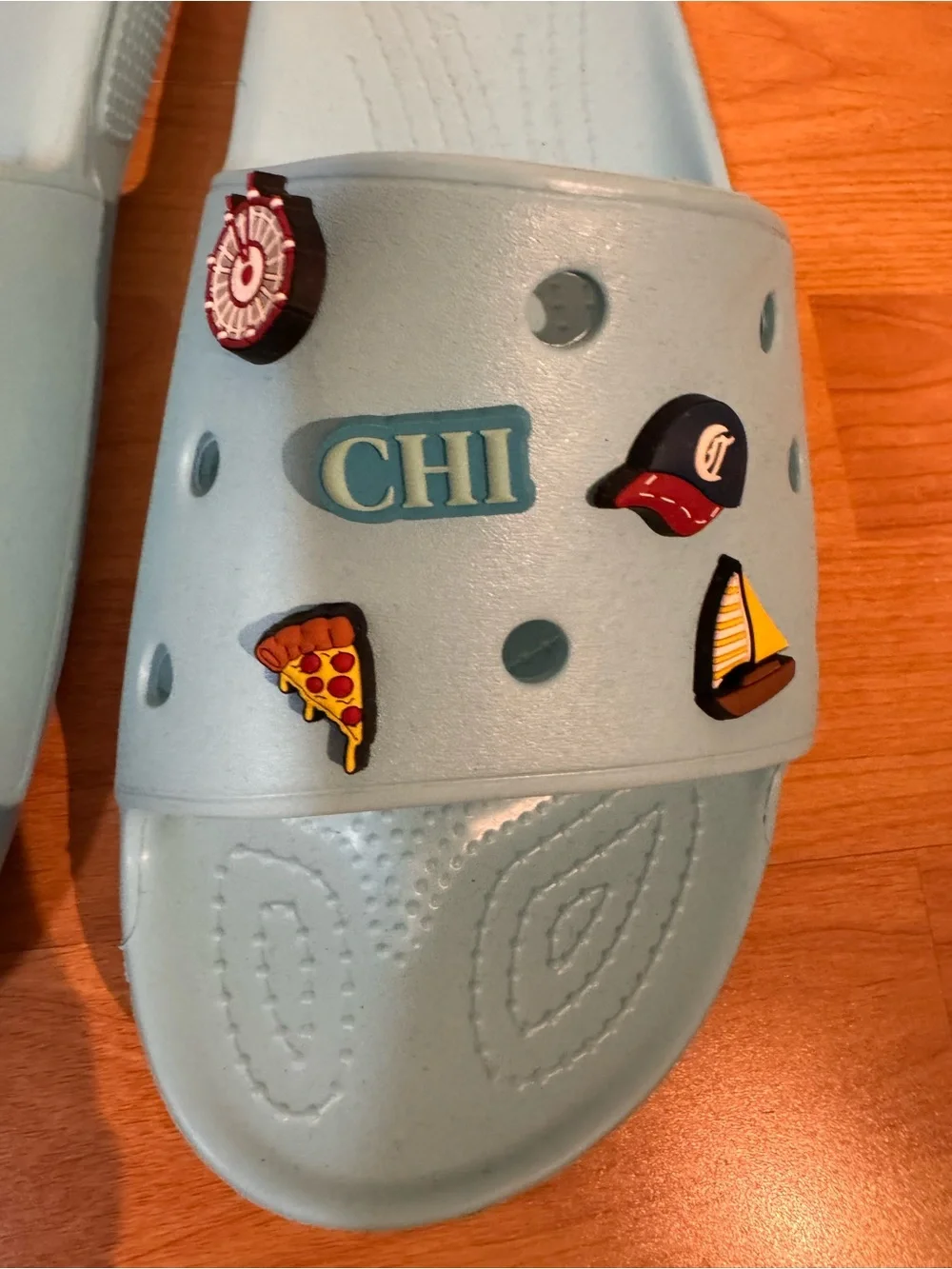 Crocs Mens Slide - Light Blue with Fun Charms Chicago Size 12